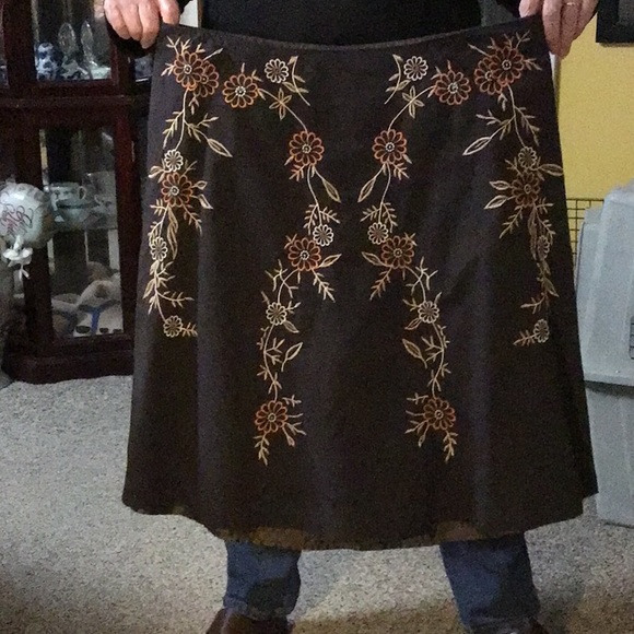 Axcess Dresses & Skirts - AXCESS women’s lined midi skirt  SZ 14 brown w print